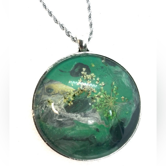 Statement pendant 50mm in green tones decorated with flowers NSN tray in bag - Picture 4 of 5